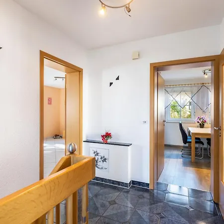 Einfamilienhaus Mit Garten *